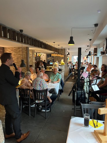 Kneipengottesdienst im Lemoni mit den Gottesdienstbesuchern, Pfarrer Würfel und Elena Löhlein