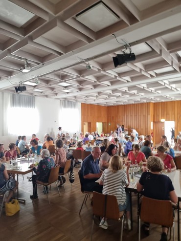 Viele Gäste füllen das Gemeindehaus Neureut-Nord zum Bazar-Essen Viele Gäste füllen das Gemeindehaus Neureut-Nord zum Bazar-Essen