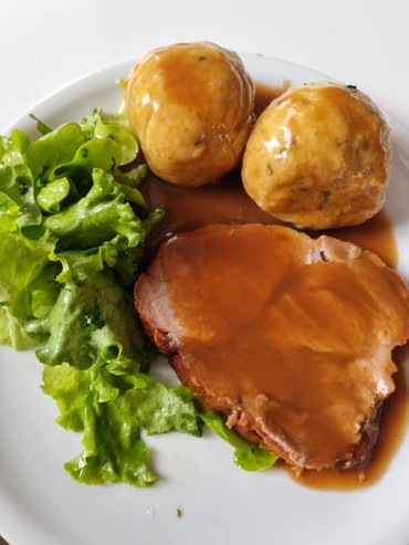Bazar-Braten mit Krumbierkugele und Salat im Gemeindehaus Neureut-Nord Bazar-Braten mit Krumbierkugele und Salat im Gemeindehaus Neureut-Nord