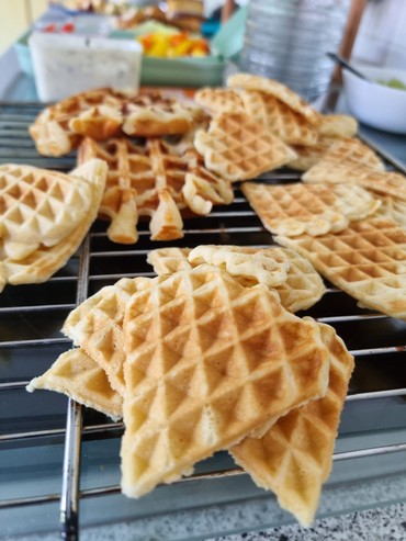 Waffeln der J1 des Gymnasium Neureut, die zu Gast in den Kindergärten der Kirchengemeinde Neureut-Nord waren Waffeln der J1 des Gymnasium Neureut, die zu Gast in den Kindergärten der Kirchengemeinde Neureut-Nord waren