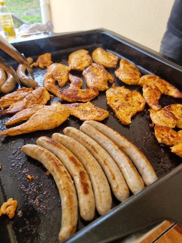 Gegrilltes beim Kita-MitarbeiterInnen-Sommerfest im Gemeindehaus Neureut-Nord