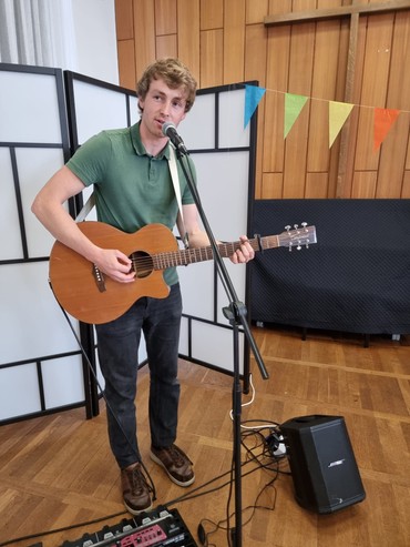 Kevin Karl beim Kita-MitarbeiterInnen-Sommerfest im Gemeindehaus Neureut-Nord