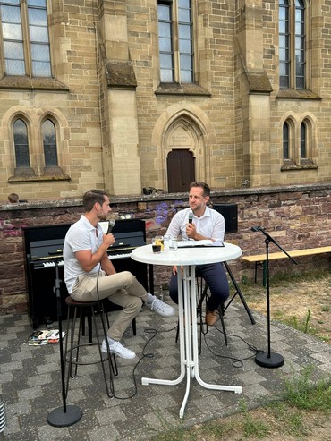Interview im Pfarrgarten bei Pfarrer trifft