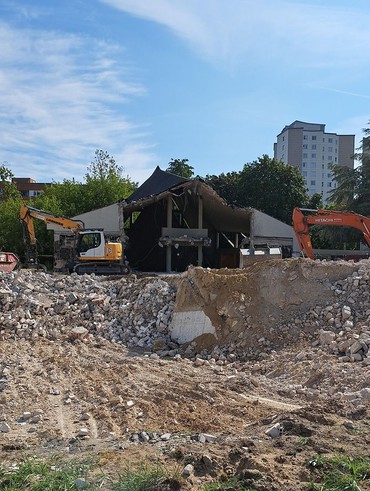 Trauriger Moment: Die Zufluchtskirche wird abgerissen. Die Bagger stehen in den Trümmern der Kirche. Trauriger Moment: Die Zufluchtskirche wird abgerissen. Die Bagger stehen in den Trümmern der Kirche.