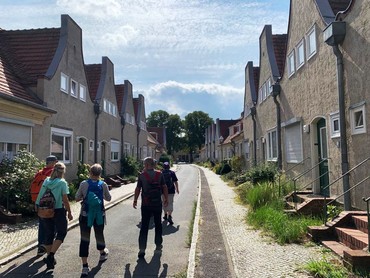 Pilgern auf dem Stadtweg des Spandauer Pilgerwegs. Pilgern auf dem Stadtweg des Spandauer Pilgerwegs.