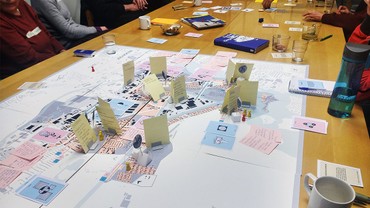 Der Spielplan hat sich mit Notizen und Strategiekarten gefüllt. Der Spielplan hat sich mit Notizen und Strategiekarten gefüllt.