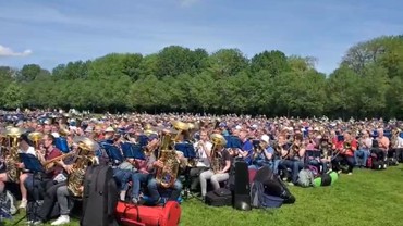 Abschlusskonzert im Park: Eine unübersehbare Fläche mit Blasmusiker:innen Abschlusskonzert im Park: Eine unübersehbare Fläche mit Blasmusiker:innen