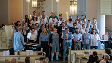 Popchor Spandau singt in der Dorfkiche Kladow Popchor Spandau singt in der Dorfkiche Kladow