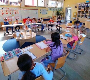 Die Kinder bereiten sich in Kleingruppen auf die Schule vor. Diese Sommerschule ermöglicht die Kita-Sozialarbeit des Kirchenkreises Spandau.