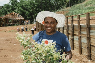 Luisa Curuki (35) bei der Pflanzaktion in Naro. Die Sträucher schützen den Boden vor Erosion und Erdrutschen. Auf der Fidschi-Insel Vanua Levu werden in einem Modellprojekt sturmsichere Häuser gebaut. Fotograf/Agentur: Kathrin Harms/Brot für die Welt Luisa Curuki (35) bei der Pflanzaktion in Naro. Die Sträucher schützen den Boden vor Erosion und Erdrutschen. Auf der Fidschi-Insel Vanua Levu werden in einem Modellprojekt sturmsichere Häuser gebaut. Fotograf/Agentur: Kathrin Harms/Brot für die Welt