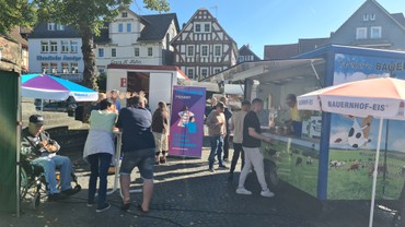 „Auf ein Eis... mit Ihrer Diakoniestation!“: Unter diesem Motto hat die Diakoniestation Biedenkopf als mobile Krankenpflege der evangelischen Kirche auf dem Marktplatz in Biedenkopf auf dem Parkplatz des EKZ Battenberg zu einem Eis vom Bauernhof, Info und Gespräch eingeladen. (Foto: Klaus Kordesch /eöa)