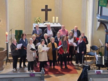Unter Stabführung und Keyboard-Begleitung von Gustav Raab (Günterod) gestalteten Mitglieder des ehemaligen Dekanatsjugendchores, der sich vor 50 Jahren gründete, den Gottesdienst in der Ev. Kirche in Hartenrod. (Foto: Klaus Waldschmidt)