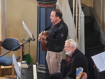  Als Gitarrist fungierte Thomas Gessner (Runzhausen). (Foto: Klaus Waldschmidt) 