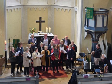 Unter Stabführung und Keyboard-Begleitung von Gustav Raab (Günterod) gestalteten Mitglieder des ehemaligen Dekanatsjugendchores, der sich vor 50 Jahren gründete, den Gottesdienst in der Ev. Kirche in Hartenrod. Als Gitarrist fungierte Thomas Gessner (Runzhausen). (Foto: Klaus Waldschmidt)