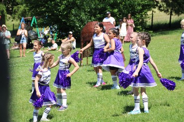 Gemeinsam mit den Tanzsternchen aus Steinperf bejubeln die Kinder den runden Geburtstag ihres Kindergartens. (Foto: Sascha Valentin)