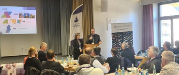 Die nun umgesetzten Veränderungen der Gemeindestrukturen haben Britta Duchardt-Linneborn als Vorsitzende des Dekanatssynodalvorstands und Dekan Andreas Friedrich Ende November im Rahmen der Dekanatssynode Ende November öffentlich vorgestellt. (Foto: Klaus Kordesch /eöa) Die nun umgesetzten Veränderungen der Gemeindestrukturen haben Britta Duchardt-Linneborn als Vorsitzende des Dekanatssynodalvorstands und Dekan Andreas Friedrich Ende November im Rahmen der Dekanatssynode Ende November öffentlich vorgestellt. (Foto: Klaus Kordesch /eöa)