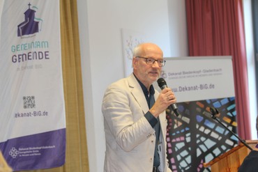 „Selbst entscheiden, wie Kirche bei Ihnen vor Ort aussehen soll“: Dr. Steffen Bauer machte den Vertretern der 47 Kirchengemeinden im Dekanat Mut, den Wandel der Kirche selbst zu gestalten und dabei nicht zu klein zu denken. (Foto: Klaus Kordesch /eöa) „Selbst entscheiden, wie Kirche bei Ihnen vor Ort aussehen soll“: Dr. Steffen Bauer machte den Vertretern der 47 Kirchengemeinden im Dekanat Mut, den Wandel der Kirche selbst zu gestalten und dabei nicht zu klein zu denken. (Foto: Klaus Kordesch /eöa)