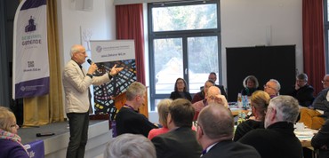 „Selbst entscheiden, wie Kirche bei Ihnen vor Ort aussehen soll“: Dr. Steffen Bauer machte den Vertretern der 47 Kirchengemeinden im Dekanat Mut, den Wandel der Kirche selbst zu gestalten und dabei nicht zu klein zu denken. (Foto: Klaus Kordesch /eöa) „Selbst entscheiden, wie Kirche bei Ihnen vor Ort aussehen soll“: Dr. Steffen Bauer machte den Vertretern der 47 Kirchengemeinden im Dekanat Mut, den Wandel der Kirche selbst zu gestalten und dabei nicht zu klein zu denken. (Foto: Klaus Kordesch /eöa)