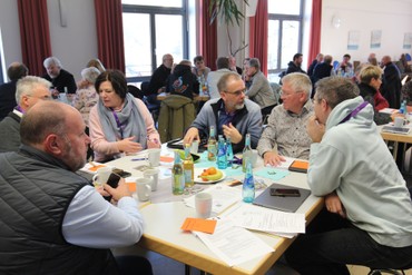 Angeregt diskutierten die Synodalen über den Impulsvortrag zum Transformationsprozess der evangelischen Kirche. (Foto: Klaus Kordesch /eöa) Angeregt diskutierten die Synodalen über den Impulsvortrag zum Transformationsprozess der evangelischen Kirche. (Foto: Klaus Kordesch /eöa)