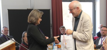 Präses Britta Duchardt-Linneborn als Vorsitzende der Dekanatssynode bedankte sich bei Dr. Steffen Bauer für seine anregenden Impulse und mutmachenden Worte. (Foto: Klaus Kordesch /eöa) Präses Britta Duchardt-Linneborn als Vorsitzende der Dekanatssynode bedankte sich bei Dr. Steffen Bauer für seine anregenden Impulse und mutmachenden Worte. (Foto: Klaus Kordesch /eöa)