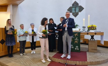 Blumen, Dank, Segen und das Silberne Kronenkreuz für (v.li.) Martina Schneider, Erika Bergener, Angelika Graw und Heike Orth sind am Diakoniesonntag von der Stellvertretenden Dekanin Christina Roinzheimer, dem Diakoniestations-Vorsitzenden Pfarrer Stefan Peter und dem Pflegedienstleiter Jürgen Kremer für ihre aufopferungsvolle Arbeit geehrt worden. (Foto: Klaus Kordesch /eöa)