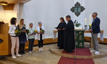 Blumen, Dank, Segen und das Silberne Kronenkreuz für (v.li.) Martina Schneider, Erika Bergener, Angelika Graw und Heike Orth sind am Diakoniesonntag von der Stellvertretenden Dekanin Christina Roinzheimer, dem Diakoniestations-Vorsitzenden Pfarrer Stefan Peter und dem Pflegedienstleiter Jürgen Kremer für ihre aufopferungsvolle Arbeit geehrt worden. (Foto: Klaus Kordesch /eöa)