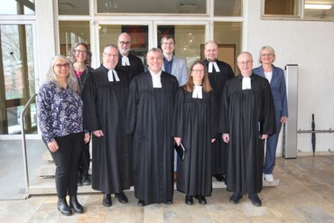 Das Verkündigungsteam des Nachbarschaftsraums Dautphetal mit Dekan Andreas Friedrich (3.v.li.) vor dem Gottesdienst (v.li.): Dekanatskirchenmusikerin Rut Hilgenberg, Gemeindepädagogin Katharina Lutz, Pfarrer Dr. Reiner Braun, Pfarrer Jörg Voget, Gemeindepädagoge Robin Feldhaus, Pfarrerin Susanne Scherer, Pfarrer Felix Heinz, Pfarrer Siegfried Schmidt und Gemeindepädagogin Kerstin Griesing. (Foto: Klaus Kordesch /eöa) Das Verkündigungsteam des Nachbarschaftsraums Dautphetal mit Dekan Andreas Friedrich (3.v.li.) vor dem Gottesdienst (v.li.): Dekanatskirchenmusikerin Rut Hilgenberg, Gemeindepädagogin Katharina Lutz, Pfarrer Dr. Reiner Braun, Pfarrer Jörg Voget, Gemeindepädagoge Robin Feldhaus, Pfarrerin Susanne Scherer, Pfarrer Felix Heinz, Pfarrer Siegfried Schmidt und Gemeindepädagogin Kerstin Griesing. (Foto: Klaus Kordesch /eöa)