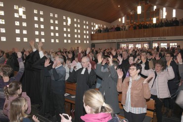 Der Kinderchor riss die Besucher des Festgottesdiensts in der bis auf den letzten Platz besetzten Christuskirche in Friedensdorf von den Plätzen. (Foto: Klaus Kordesch /eöa) Der Kinderchor riss die Besucher des Festgottesdiensts in der bis auf den letzten Platz besetzten Christuskirche in Friedensdorf von den Plätzen. (Foto: Klaus Kordesch /eöa)