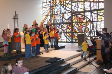 Der Kinderchor riss die Besucher des Festgottesdiensts in der bis auf den letzten Platz besetzten Christuskirche in Friedensdorf von den Plätzen. (Foto: Klaus Kordesch /eöa) Der Kinderchor riss die Besucher des Festgottesdiensts in der bis auf den letzten Platz besetzten Christuskirche in Friedensdorf von den Plätzen. (Foto: Klaus Kordesch /eöa)