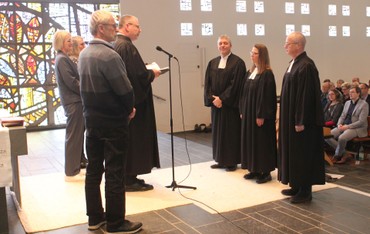 Jörg Voget, Susanne Scherer und Siegfried Schmidt sind am Sonntag von Dekan Andreas Friedrich in Friedensdorf gesegnet und in ihre Ämter eingeführt worden. (Foto: Klaus Kordesch /eöa) Jörg Voget, Susanne Scherer und Siegfried Schmidt sind am Sonntag von Dekan Andreas Friedrich in Friedensdorf gesegnet und in ihre Ämter eingeführt worden. (Foto: Klaus Kordesch /eöa)
