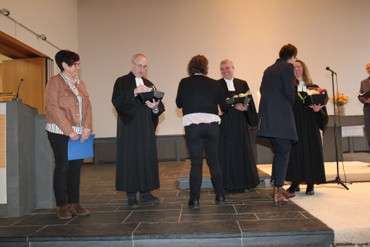 Siegfried Schmidt, Jörg Voget und Susanne Scherer werden mit Willkommensgeschenken begrüßt. (Foto: Klaus Kordesch /eöa) Siegfried Schmidt, Jörg Voget und Susanne Scherer werden mit Willkommensgeschenken begrüßt. (Foto: Klaus Kordesch /eöa)
