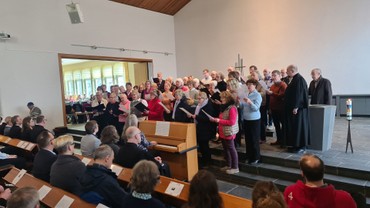 Ein aus den Kirchenchören des Nachbarschaftsraums gebildeter Festchor gestaltete den Einführungsgottesdienst musikalisch mit. (Foto: Klaus Kordesch /eöa) Ein aus den Kirchenchören des Nachbarschaftsraums gebildeter Festchor gestaltete den Einführungsgottesdienst musikalisch mit. (Foto: Klaus Kordesch /eöa)