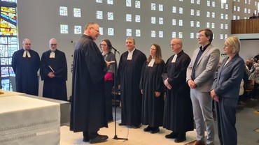 Auch das nunmehr vollständige Verkündigungsteam erhielt von Dekan Friedrich den Segen zugesprochen (v.li.): Pfarrer Felix Heinz, Pfarrer Dr. Reiner Braun, Dekanatskirchenmusikerin Rut Hilgenberg (verdeckt), Gemeindepädagogin Katharina Lutz, Pfarrer Jörg Voget, Pfarrerin Susanne Scherer, Pfarrer Siegfried Schmidt, Gemeindepädagoge Robin Feldhaus und Gemeindepädagogin Kerstin Griesing. (Foto: Klaus Kordesch /eöa) Auch das nunmehr vollständige Verkündigungsteam erhielt von Dekan Friedrich den Segen zugesprochen (v.li.): Pfarrer Felix Heinz, Pfarrer Dr. Reiner Braun, Dekanatskirchenmusikerin Rut Hilgenberg (verdeckt), Gemeindepädagogin Katharina Lutz, Pfarrer Jörg Voget, Pfarrerin Susanne Scherer, Pfarrer Siegfried Schmidt, Gemeindepädagoge Robin Feldhaus und Gemeindepädagogin Kerstin Griesing. (Foto: Klaus Kordesch /eöa)