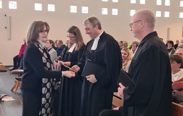 Britta Duchardt-Linneborn als Vorsitzende des Dekanatssynodalvorstands Biedenkopf-Gladenbach begrüßt Susanne Scherer, Jörg Voget und Siegfried Schmidt. (Foto: Klaus Kordesch /eöa) Britta Duchardt-Linneborn als Vorsitzende des Dekanatssynodalvorstands Biedenkopf-Gladenbach begrüßt Susanne Scherer, Jörg Voget und Siegfried Schmidt. (Foto: Klaus Kordesch /eöa)