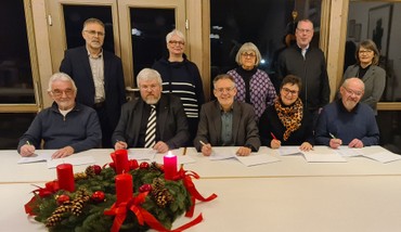 Sechs Kirchengemeinden fusionieren zu einer: Am Mittwoch unterzeichneten deren Vertreter die Vereinbarung zum Zusammenschluss: (v.li.n.re.) Rudi Werner und Matthias Ullrich (Vorsitzender und Stellvertretender Vorsitzender des Kirchenvorstands Erdhausen), Axel Henß und Judith Bitterlich (Vorsitzender und Stv. Vorsitzende Weidenhausen), Klaus Neumeister (Vorsitzender Gladenbach und Diedenshausen), Anna Runzheimer (Stv. Vorsitzende Mornshausen), Kathrin Weber (Vorsitzende Runzhausen), Dekan Andreas Friedrich, Thomas Schmidt (Vorsitzender Mornshausen und Stv. Vorsitzender Runzhausen) und Präses Britta Duchardt-Linneborn. (Foto: Klaus Kordesch /eöa) Sechs Kirchengemeinden fusionieren zu einer: Am Mittwoch unterzeichneten deren Vertreter die Vereinbarung zum Zusammenschluss: (v.li.n.re.) Rudi Werner und Matthias Ullrich (Vorsitzender und Stellvertretender Vorsitzender des Kirchenvorstands Erdhausen), Axel Henß und Judith Bitterlich (Vorsitzender und Stv. Vorsitzende Weidenhausen), Klaus Neumeister (Vorsitzender Gladenbach und Diedenshausen), Anna Runzheimer (Stv. Vorsitzende Mornshausen), Kathrin Weber (Vorsitzende Runzhausen), Dekan Andreas Friedrich, Thomas Schmidt (Vorsitzender Mornshausen und Stv. Vorsitzender Runzhausen) und Präses Britta Duchardt-Linneborn. (Foto: Klaus Kordesch /eöa)