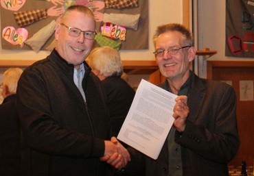 Geschafft: Nach fünf Jahren hält Pfarrer Klaus Neumeister (re) die von allen Beteiligten unterzeichnete Vereinbarung über den Gemeindezusammenschluss in den Händen. Dekan Andreas Friedrich gratuliert zu dem erreichten Meilenstein. (Foto: Klaus Kordesch /eöa) Geschafft: Nach fünf Jahren hält Pfarrer Klaus Neumeister (re) die von allen Beteiligten unterzeichnete Vereinbarung über den Gemeindezusammenschluss in den Händen. Dekan Andreas Friedrich gratuliert zu dem erreichten Meilenstein. (Foto: Klaus Kordesch /eöa)
