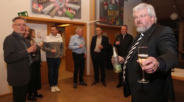 Mit einem Gläschen Sekt stoßen die Gemeindevertreter auf die Vertragsunterzeichnung an. (Foto: Klaus Kordesch /eöa) Mit einem Gläschen Sekt stoßen die Gemeindevertreter auf die Vertragsunterzeichnung an. (Foto: Klaus Kordesch /eöa)