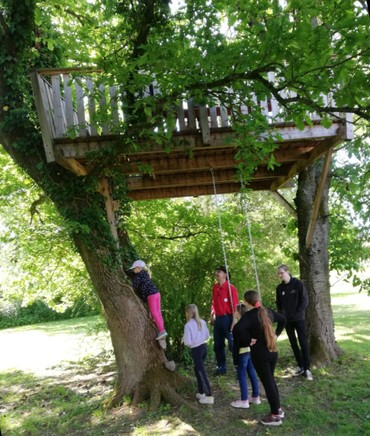 Das Baumhaus für Kinder und Jugendliche im Pfarrgarten Eckelshausen ist eines der vielen Projekte, die Heiner Häcker während seiner achteinhalb Jahre als Gemeindepädagoge im Nachbarschaftsraum WEB umgesetzt hat. (Foto: privat)