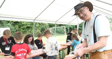 Handwerkliches Arbeiten mit Kindern und Jugendlichen ist eine der Stärken des ausgebildeten Schreiners Heiner Häcker, hier bei der KiBiFeWo in Wolfgruben im Juli dieses Jahres. Am Samstag wird der Gemeindepädagoge verabschiedet. (Foto: Klaus Kordesch /eöa)