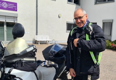 Motorradfahren ist eine große Leidenschaft von Heiner Häcker. Oft kommt der Gemeindepädagoge mit seiner Maschine zu den Terminen. (Foto: Klaus Kordesch)