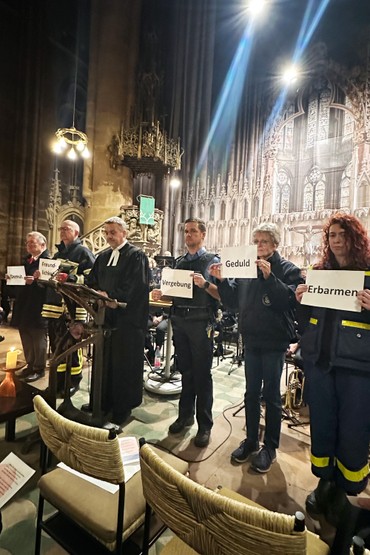 Demut, Freundlichkeit, Vergebung, Geduld und Erbarmen – das ist laut Bibel eine innere „Rüstung“ für Menschen im Dienst. Der Dekan des evangelischen Kirchenkreises Kirchhain Jens Heller nahm darauf mit Unterstützung von Einsatzkräften in seiner Predigt Bezug. (Foto: Annika Pinschmidt) Demut, Freundlichkeit, Vergebung, Geduld und Erbarmen – das ist laut Bibel eine innere „Rüstung“ für Menschen im Dienst. Der Dekan des evangelischen Kirchenkreises Kirchhain Jens Heller nahm darauf mit Unterstützung von Einsatzkräften in seiner Predigt Bezug. (Foto: Annika Pinschmidt)