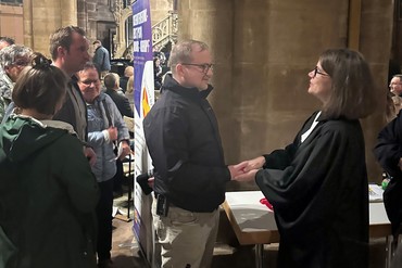 Im Gottesdienst unter dem Motto „HERZerwärmend“ gab es in der Elisabethkirche auch die Möglichkeit für alle Einsatzkräfte, sich einen persönlichen Segen abzuholen. Unter anderem von Pfarrerin Evelyn Koch aus Stadtallendorf. (Foto: Annika Pinschmidt) Im Gottesdienst unter dem Motto „HERZerwärmend“ gab es in der Elisabethkirche auch die Möglichkeit für alle Einsatzkräfte, sich einen persönlichen Segen abzuholen. Unter anderem von Pfarrerin Evelyn Koch aus Stadtallendorf. (Foto: Annika Pinschmidt)