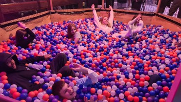 Abtauchen im Bällebad: Für diesen Spaß ist man auch im Konfi-Alter noch längst nicht zu alt. (Foto: Klaus Kordesch /eöa)