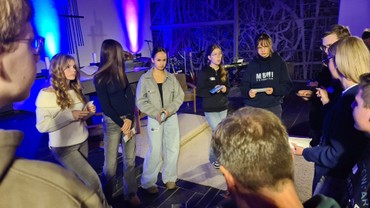 Zwischen durch tauschten sich die Jugendlichen in kleinen Gesprächsrunden zur jeweiligen Fragestellung des Themas aus. (Foto: Klaus Kordesch /eöa)