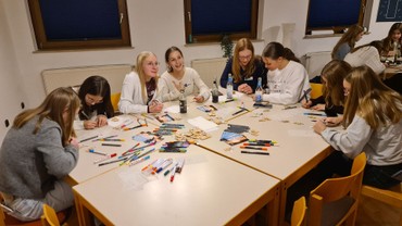 Eines der Kreativangebote: Als Erinnerung konnten sich die Jugendlichen aus dem ganzen Dekanat individuell gestaltete Schlüsselanhänger und Handyhalter basteln. (Foto: Klaus Kordesch /eöa)