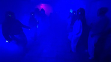 Die „Silent Disco“ der ejuBIG ist immer ein Publikumsmagnet: Über einen Kopfhörer können die Tänzer drei verschiedene Kanälen auswählen. Farbige Lichter zeigen an, wer zum gleichen Song tanzt. (Foto: Klaus Kordesch /eöa)