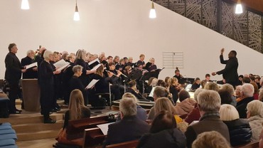 Mit einem künstlerisch hochwertigen Konzert haben die Dekanatskantorei, das Junge Sinfonieorchester Wetzlar und die Solisten unter der Leitung von Dekanatskantor Katamba Kazaku ihr Publikum in der voll besetzten Weidenhäuser Kirche auf die Adventszeit eingestimmt. (Foto: Klaus Kordesch /eöa) Mit einem künstlerisch hochwertigen Konzert haben die Dekanatskantorei, das Junge Sinfonieorchester Wetzlar und die Solisten unter der Leitung von Dekanatskantor Katamba Kazaku ihr Publikum in der voll besetzten Weidenhäuser Kirche auf die Adventszeit eingestimmt. (Foto: Klaus Kordesch /eöa)