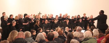 Die Dekanatskantorei, das Junge Sinfonieorchester Wetzlar und die Solisten haben unter der Leitung von Dekanatskantor Katamba Kazaku ihr Publikum in der voll besetzten Weidenhäuser Kirche auf die Adventszeit eingestimmt. (Foto: Klaus Kordesch /eöa) Die Dekanatskantorei, das Junge Sinfonieorchester Wetzlar und die Solisten haben unter der Leitung von Dekanatskantor Katamba Kazaku ihr Publikum in der voll besetzten Weidenhäuser Kirche auf die Adventszeit eingestimmt. (Foto: Klaus Kordesch /eöa)