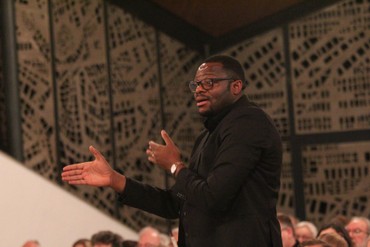 Das Adventskonzert am Sonntag in Weidenhausen war Katamba Kazakus gelungenes Konzertdebüt mit der Dekanatskantorei. Das Junge Sinfonieorchester Wetzlar und die Solisten trugen zum festlichen Abend bei. (Foto: Klaus Kordesch /eöa) Das Adventskonzert am Sonntag in Weidenhausen war Katamba Kazakus gelungenes Konzertdebüt mit der Dekanatskantorei. Das Junge Sinfonieorchester Wetzlar und die Solisten trugen zum festlichen Abend bei. (Foto: Klaus Kordesch /eöa)