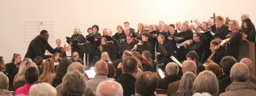 Unter der Leitung von Dekanatskantor Katamba Kazaku sorgten Dekanatskantorei, das Junge Sinfonieorchester Wetzlar und die Solisten für ein außergewöhnliches Musikerlebnis zum Start in die Vorweihnachtszeit. (Foto: Klaus Kordesch /eöa) Unter der Leitung von Dekanatskantor Katamba Kazaku sorgten Dekanatskantorei, das Junge Sinfonieorchester Wetzlar und die Solisten für ein außergewöhnliches Musikerlebnis zum Start in die Vorweihnachtszeit. (Foto: Klaus Kordesch /eöa)